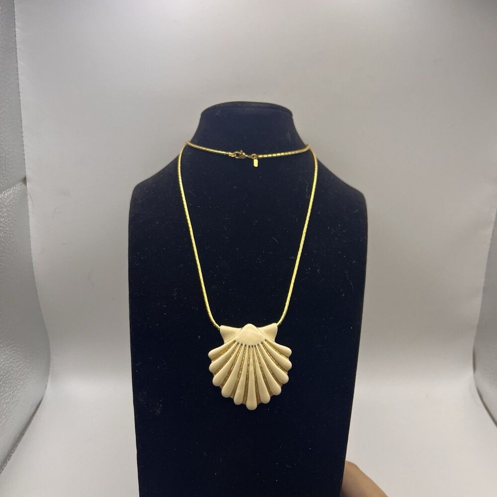 Monet Enameled White & Gold Seashell Necklace 15” Vintage Clam Retro